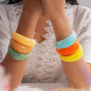 Brazalete con Bisel y Tinte Degradado J, Bonito y Elegante, Diseño Exclusivo para Mujer, Texturizado de Alta Gama, para Fiestas - Product Image 3