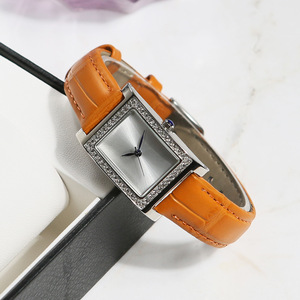 Montre pour femme de luxe carrée tendance 2025 avec diamants de qualité supérieure, montres personnalisables - Product Image 2