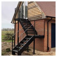 Escalier droit intérieur moderne Prima avec construction en acier-bois et revêtement galvanisé pour usage en villa