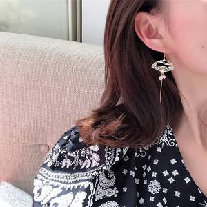 Anting-anting gantung gaya etnik Cina berbahan alloy, bentuk bangau, liontin kipas kuno, asimetris, rumbai panjang, desain seperti mutiara untuk wanita - Product Image 3