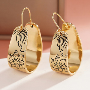 Orecchini a polsino floreali intagliati da donna, stile vintage, accessori per l'orecchio da indossare tutti i giorni - Product Image 1