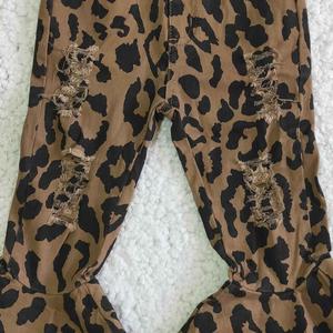 Nueva Llegada Pantalones Vaqueros Acampanados con Estampado de Leopardo y Cinturón Ajustable con Botón para Niños, Sin Pedido Mínimo - Product Image 3