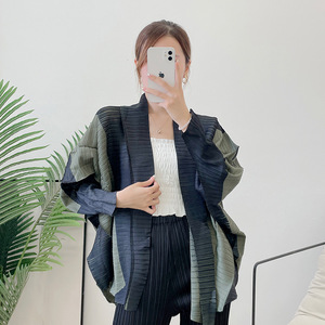 แจ็คเก็ตบอมเบอร์ทรงลำลอง รุ่นใหม่ประจำปี 2026 สำหรับฤดูใบไม้ร่วง ดีไซน์หรูหรา จับจีบเก๋ไก๋ สีกรมท่า เนื้อผ้ามีเท็กซ์เจอร์ แขนเสื้อทรงไม่สมมาตร  ผลิตจากโพลีเอสเตอร์ 100% - Product Image 2