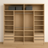 Ensemble de meubles modulaires élégants en laque blanche, armoire ouverte, dressing sur mesure avec rangement intégré pour chaussures