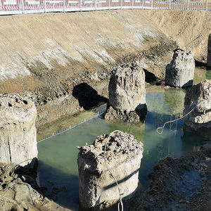 <span class=keywords><strong>Casse</strong></span>-pieux monté sur pneus tout-terrain pour une mobilité aisée sur les chantiers urbains - Product Image 4