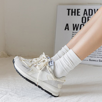 Vente en gros de chaussettes d'été décontractées mi-tube pour femmes, nouveau coton coloré et respirant, longueur d'équipage confortable avec logo sur les poignets.