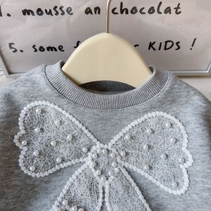 Nuevo Conjunto de Moda Otoñal para Niñas: Sudadera con Encaje, Adornos de Lazo y Perlas, Falda Plisada, Conjunto de Dos Piezas - Product Image 4