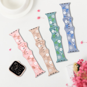 Bracelet de montre en silicone gravé porte-bonheur pour <span class=keywords><strong>Apple</strong></span> <span class=keywords><strong>Watch</strong></span> 49 46 <span class=keywords><strong>45</strong></span> 44 42 <span class=keywords><strong>41</strong></span> 40 <span class=keywords><strong>mm</strong></span>, bracelet de poignet en caoutchouc à motif floral avec boucle papillon en relief - Product Image 1