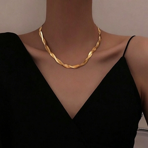Collana a doppio strato placcata oro con motivo a spina di pesce, girocollo a catena a serpente impilabile da donna - Product Image 4
