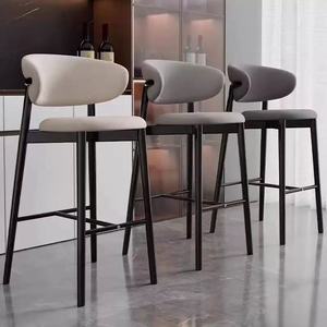 Silla de Comedor Moderna Ergonómica Tapizada en Cuero Sintético con Respaldo Curvo Giratorio y Patas de Metal para Hogar y Oficina - Product Image 4