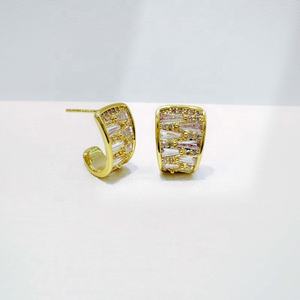 Pendientes de plata de ley 925 con doble C, chapados en oro de 18k, con circonita, estilo hip hop, asimétricos y geométricos. - Product Image 3