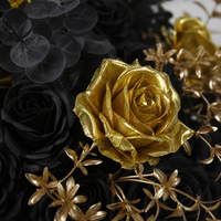 Boule de fleurs artificielles en soie noire et dorée pour la décoration de table et d'allée de mariage