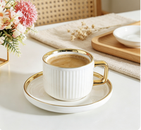 Ensemble de tasses à café réutilisables en porcelaine de luxe européenne de haute qualité avec une élégante assiette à thé de l'après-midi plaquée or à la française