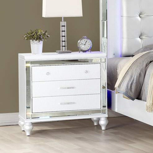 Ensemble de meubles de chambre à coucher blanc avec tête de lit capitonnée éclairée par LED, accents miroir et commode et table de chevet assorties - Product Image 2
