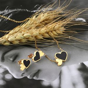 Nouvel ensemble collier et boucles d'oreilles Ason, boucles d'oreilles double cœur et pendentif, ensemble de bijoux en acier inoxydable à prix de gros - Product Image 3