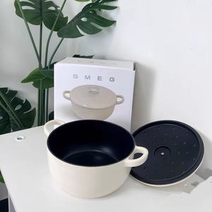 Olla Smeg de hierro fundido esmaltado de 24 cm con doble asa para cocinar por inducción, resistente al calor, para sopas. - Product Image 4