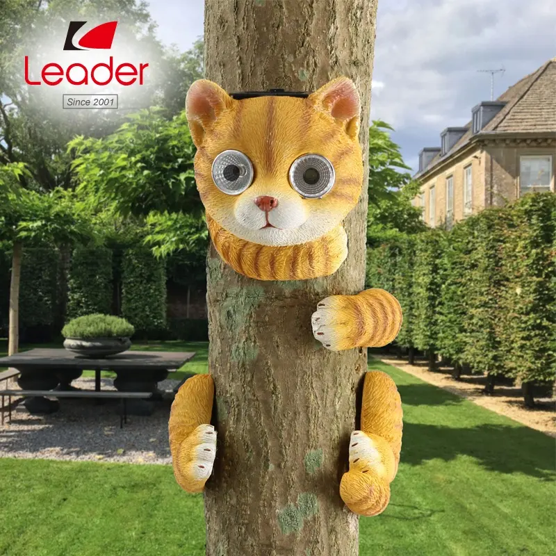 โรงงานตรวจสอบ BSCI Polyresin Cat Tree Hugger/ประติมากรรม/Peeker พร้อมไฟพลังงานแสงอาทิตย์สำหรับตกแต่งต้นไม้