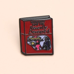 Épinglette en émail du <span class=keywords><strong>film</strong></span> « Manuel pour les personnes récemment décédées », badge de comédie d'horreur - Product Image 1