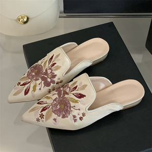 Nouvelles pantoufles d'intérieur brodées chinoises pour femmes, style été 2025, confortables et tendance - Product Image 1