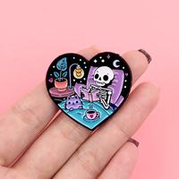 Broche personnalisée en émail dur, motif squelette livre et thé, style gothique sombre, en alliage de zinc, impression UV, nickel noir, bijoux streetwear