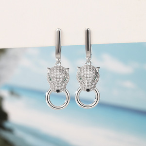 Orecchini pendenti con testa di leopardo e occhi verdi per donna, gioielli per le orecchie alla moda con animali scintillanti - Product Image 3