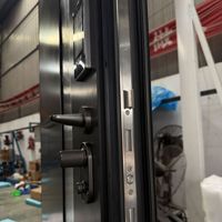 Porte d'entrée double en aluminium coulé, revêtement noir piano, verre cannelé, sécurité antivol, portes en aluminium modernes sur mesure