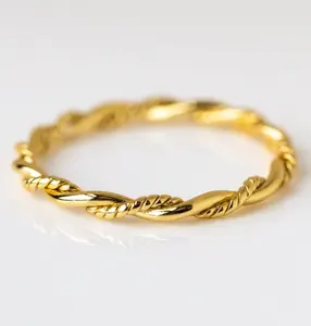 Minos แหวนสเตนเลสสตีลลดอาการแพ้ง่าย,แหวนบิดเกลียวบางชุบทอง18K สำหรับผู้หญิงและผู้ชาย