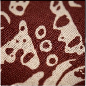 ผ้าพิมพ์ลายเรขาคณิตนามธรรมสีแดงคุณภาพดีเยี่ยม เนื้อผ้าวิสโคสเครปเนื้อนุ่มพลิ้วเบาสบาย ระบายอากาศได้ดี เหมาะสำหรับตัดเย็บเสื้อผ้าฤดูร้อน - Product Image 1