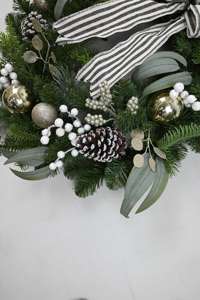 Guirnalda Navideña Artificial de Alta Calidad de 30 Pulgadas para Puerta Principal o Ventana - Product Image 4