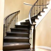 Balustres carrés en fer forgé LD-Metal à simple ou double articulation pour rampes intérieures et décoration d'escaliers