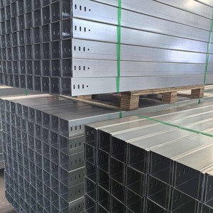 Plateau à câbles en acier galvanisé/peint en poudre sur mesure OEM, fond plein, pour câblage industriel avec connecteurs - Product Image 1