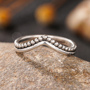 Anello Minimalista a Forma di V per Donne, Elegante Gioiello da Dito per Uso Quotidiano - Product Image 3
