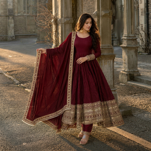 Traje Anarkali Tradicional Borgoña con Bordado, Dupatta de Red, Manga Larga, Largo hasta el Suelo, Ropa India/Pakistaní para Bodas y Fiestas - Product Image 1