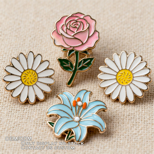 カスタム亜鉛合金ソフトエナメル花柄バッジカスタムロゴ付き衣類用バックパックアクセサリー - Product Image 1