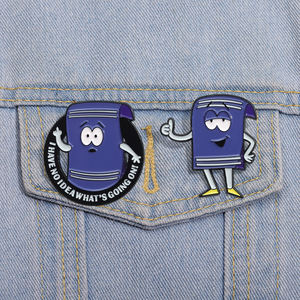 Broches <span class=keywords><strong>de</strong></span> esmalte <span class=keywords><strong>de</strong></span> toalla mágica <span class=keywords><strong>de</strong></span> anime <span class=keywords><strong>de</strong></span> <span class=keywords><strong>comedia</strong></span> al por mayor, insignia <span class=keywords><strong>de</strong></span> solapa con <span class=keywords><strong>la</strong></span> frase 'I Have No Idea Whats Going on', regalo <span class=keywords><strong>de</strong></span> joyería - Product Image 1