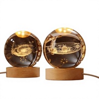 Boule de cristal de quartz transparente gravée en 3D avec un astronaute dans la galaxie, lampe de nuit lumineuse, 6/8 cm, décoration de bureau créative, cadeau d'anniversaire