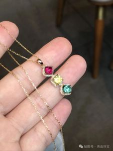 Collier pendentif en or 18 carats avec trois pierres précieuses taillées en forme de sucette, tourmaline arc-en-ciel avec 72 diamants mêlée, bijoux fins pour femme à porter au quotidien - Product Image 5