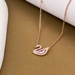 Elegante Collana con Pendente a Forma di Cigno in Lega con Cristalli Rosa e Zirconi, Gioiello da Donna SW, Miglior Regalo per San Valentino - Product Image 1