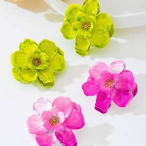 Coppia di eleganti orecchini a forma di fiore a forma di fiore con anima a forma di fiore tridimensionale in lega a forma di petalo per gioco quotidiano e regalo da donna - Product Image 3