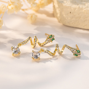 Pendientes colgantes chapados en oro con forma de serpiente con circonita y piedras verdes para mujer, joyería de boda EDB 015 - Product Image 2