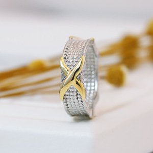 Anello Bicolore da Donna, Trendy e Audace, Accessorio per Feste e Uso Quotidiano, Idea Regalo - Product Image 1