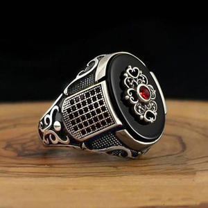 Anillo de cóctel para hombre T0549 de plata 925 con circonita en forma de escudo y engaste de bisel, joyería fina para uso diario - Product Image 1