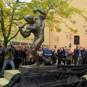 अनुकूलित लाइफ स्केल तांबे की बॉडीबिल्डिंग मूर्ति अर्नोल्ड श्वार्ज़नेगर कांस्य बॉडीबिल्डर मूर्तिकला