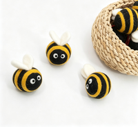 Jouet pour chat en feutre de laine en forme d'abeille mignonne, fait main, dessin animé, balle de jeu pour animaux de compagnie, doux, non toxique, jouet interactif pour chaton d'intérieur
