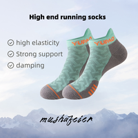 Chaussettes de course mi-mollet personnalisées respirantes à séchage rapide pour la randonnée Marathon Sports-Motif 3D de l'équipage tricoté pour le printemps