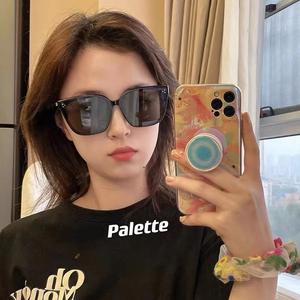 Gafas de Sol Cuadradas Palette para Mujer, Montura Negra Extra Grande, Protección UV400 con Tachuelas, Material PC Tipo 3 - Product Image 1