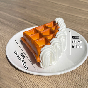 Gaufre belge festonnée à la main faux modèle alimentaire avec décoration de crème de fruits frais fraise en plastique - Product Image 6