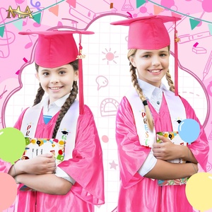 Vestido y gorra <span class=keywords><strong>de</strong></span> graduación <span class=keywords><strong>de</strong></span> uniforme <span class=keywords><strong>de</strong></span> Niños <span class=keywords><strong>de</strong></span> poliéster brillante Rosa personalizado con estola personalizada para uso escolar <span class=keywords><strong>de</strong></span> niños en edad preescolar - Product Image 6