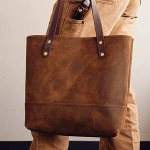 Sac à main élégant en similicuir pour femme avec pompon décoratif, fermeture éclair intégrale, compartiment de rangement spacieux, sac de transport stylé - Product Image 3