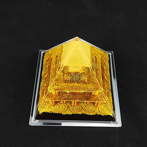Ornement pyramidal en résine de cristal Kogiya avec gravure interne, décoration d'intérieur, cadeau personnel, objet de collection - Product Image 4